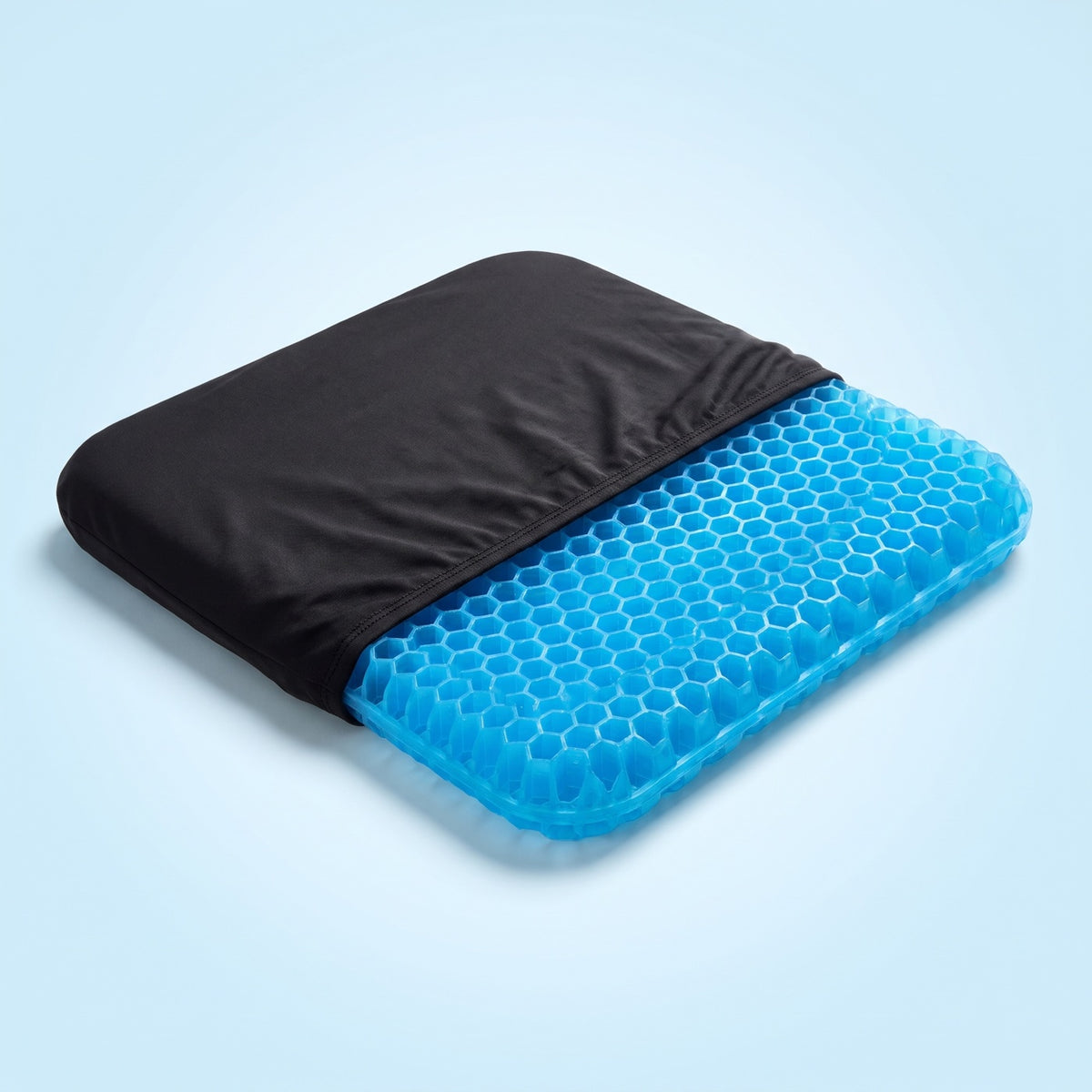 Coussin d'assise en gel Doslia à moitié sorti de sa housse en tissu noir